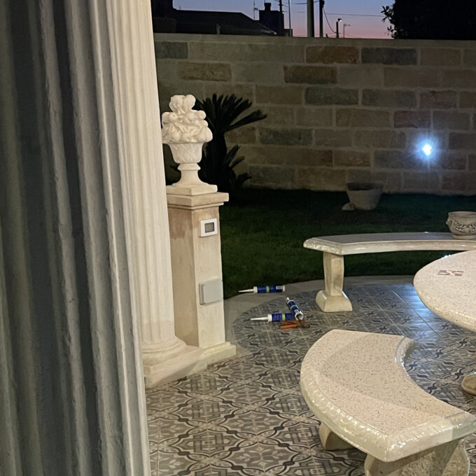 TAVOLO OVALE CON PANCHINE E SGABELLI